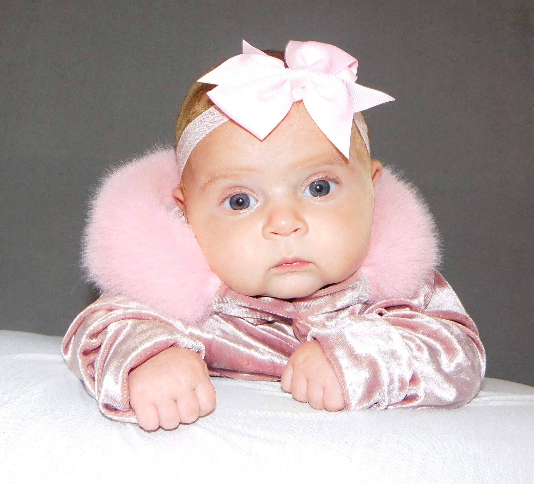 Sublîme a rejoint le concours — aidez-le/la à gagner de superbes lots ! baby, baby_toddler_clothing, cap, cheek, comfort, costume_accessory, eye, fashion_accessory, fur, hair_accessory, happy, headband, headgear, headpiece, headwear, iris, peach, person, pink, portrait_photography