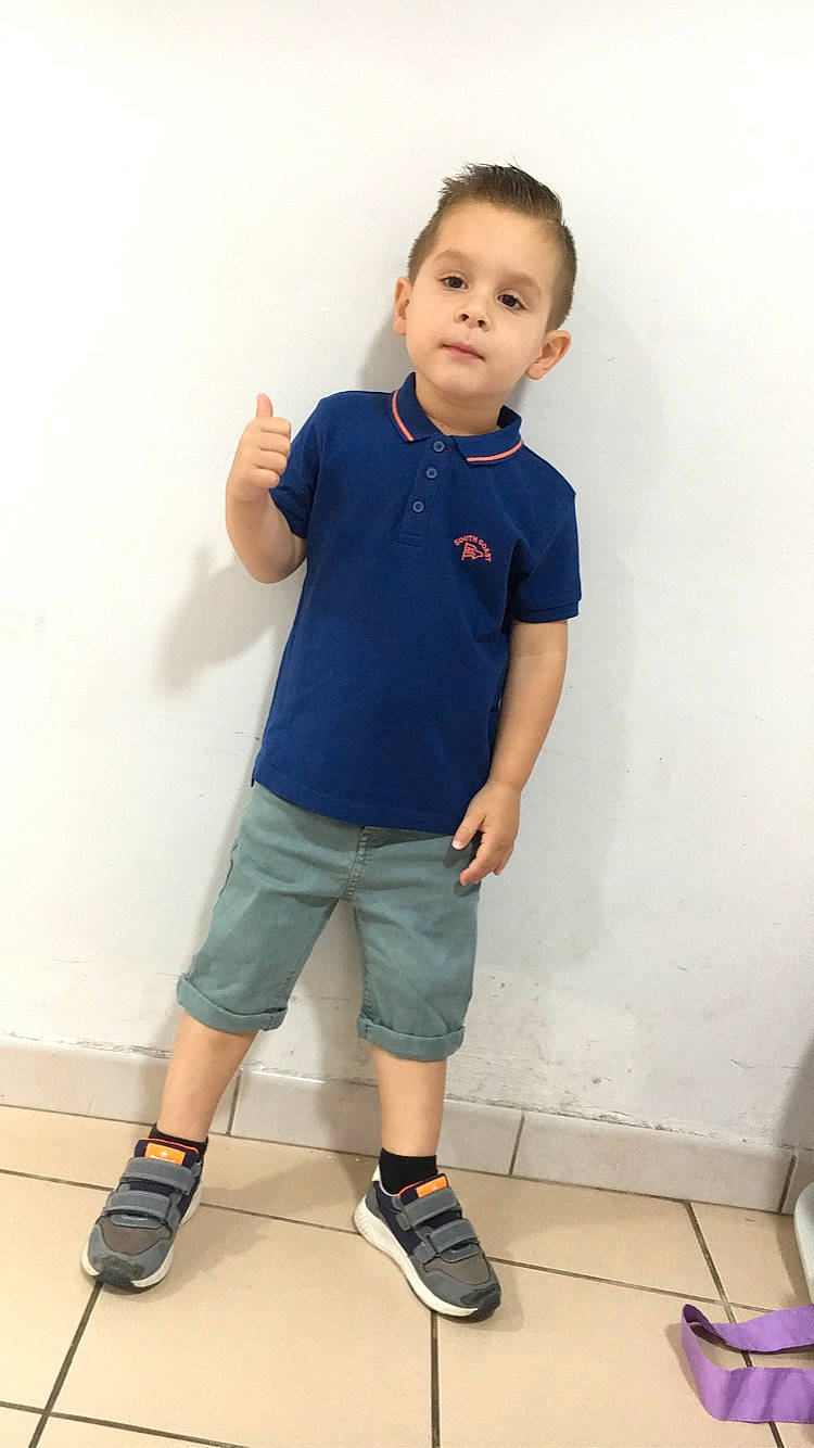 Sublîme a rejoint le concours — aidez-le/la à gagner de superbes lots ! elbow, face, footwear, gesture, hair, happy, human_body, joint, knee, leg, neck, person, shoe, shorts, shoulder, sleeve, sneakers, t_shirt, toddler, waist