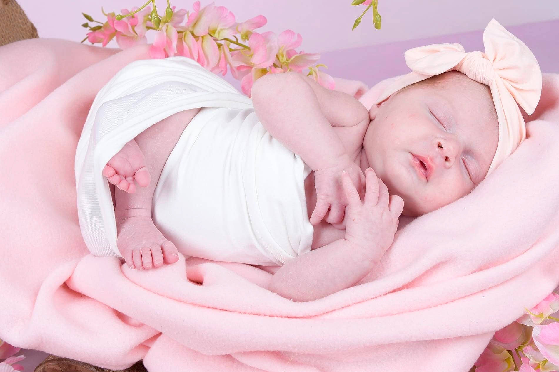 Sublîme participe au concours pour gagner de l'argent avec cette photo : baby, baby_products, baby_sleeping, baby_toddler_clothing, cheek, child, comfort, finger, hand, headband, headgear, headpiece, nail, pattern, person, petal, pink, skin, sweetness, toddler