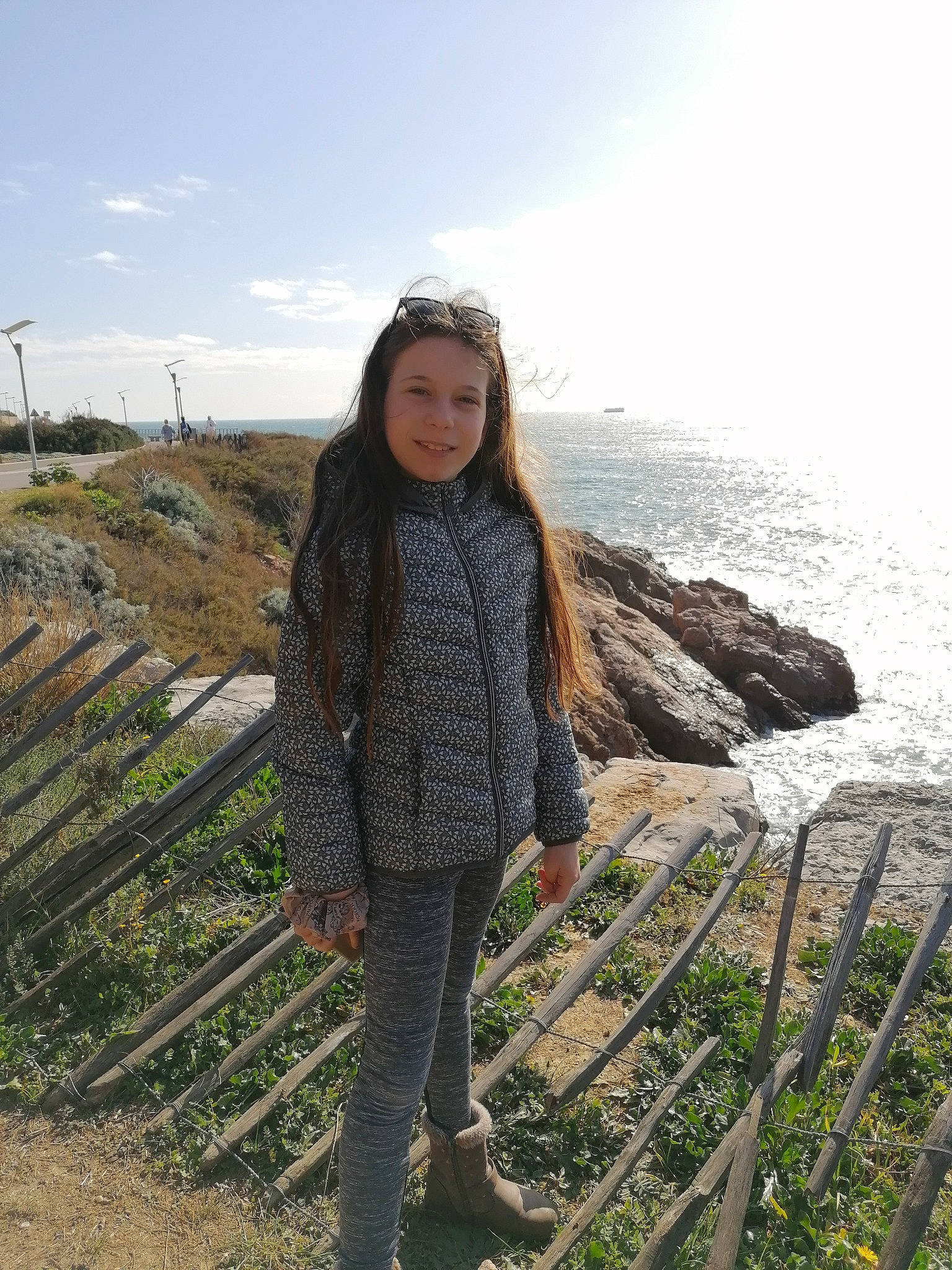 Lola a rejoint le concours — aidez-le/la à gagner de superbes lots ! cloud, coast, fence, flash_photography, fun, grass, happy, headland, joy, landscape, leisure, ocean, pattern, people_in_nature, person, plant, rock, sky, travel, water