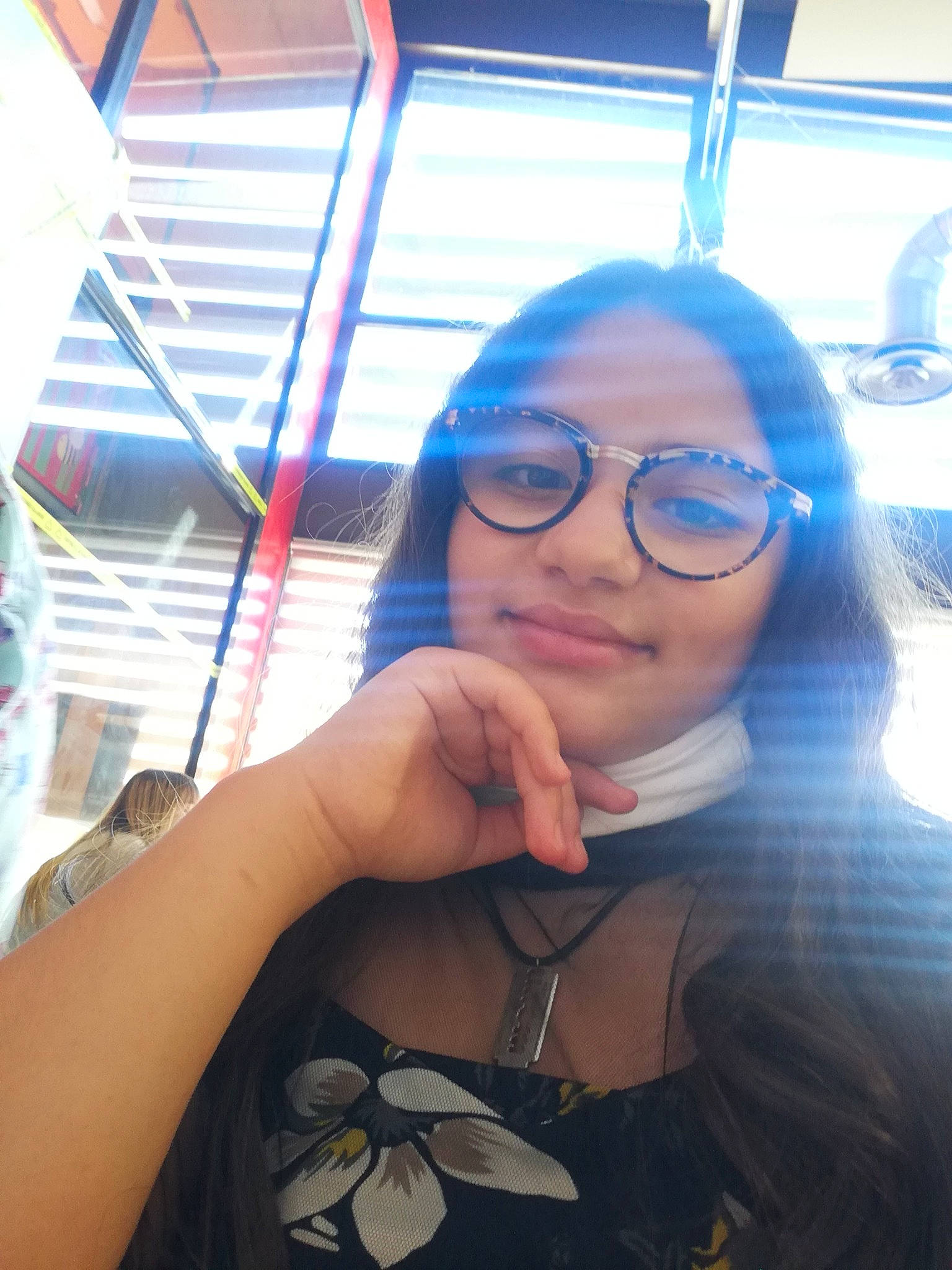 Fatima a rejoint le concours — aidez-le/la à gagner de superbes lots ! black_hair, cool, eyewear, finger, fun, gesture, glasses, hand, joy, person, photography, selfie, smile, thumb, vacation, vision_care