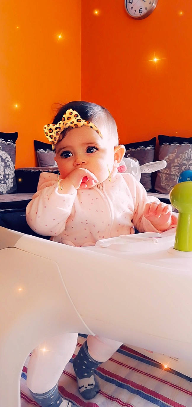 Arinass participe au concours pour gagner de l'argent avec cette photo : baby, child, headwear, person, room, toddler