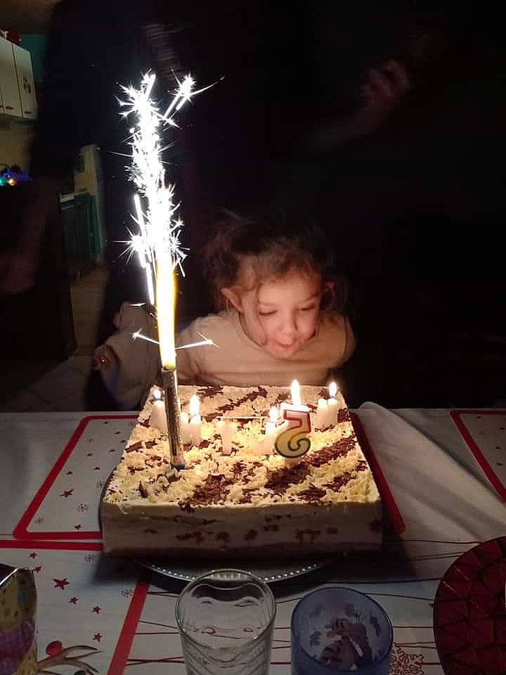 Melyna a rejoint le concours — aidez-le/la à gagner de superbes lots ! baked_goods, birthday, birthday_cake, birthday_candle, cake, cake_decorating, cake_decorating_supply, candle, cuisine, dish, event, fireworks, food, fun, person, photograph, plate, smile, sugar_cake, table