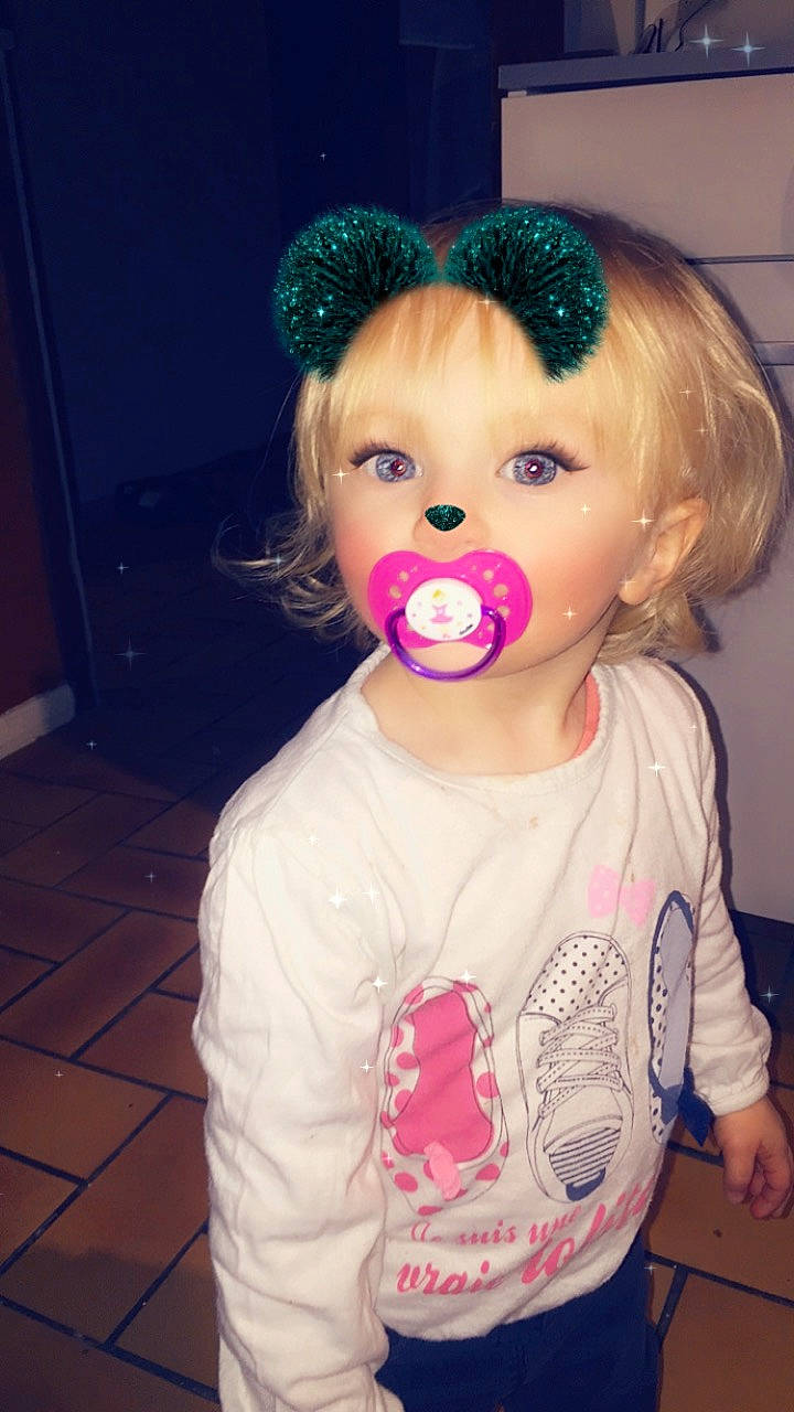 Madison a rejoint le concours — aidez-le/la à gagner de superbes lots ! blond, brown_hair, cheek, child, cool, ear, eye, face, forehead, hair, hairstyle, head, iris, lip, mouth, nose, organ, person, pink, skin