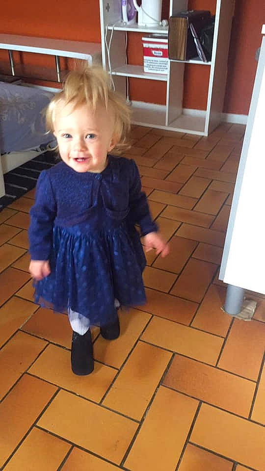 Madison a rejoint le concours — aidez-le/la à gagner de superbes lots ! child, floor, flooring, outerwear, person, shoe, standing, toddler