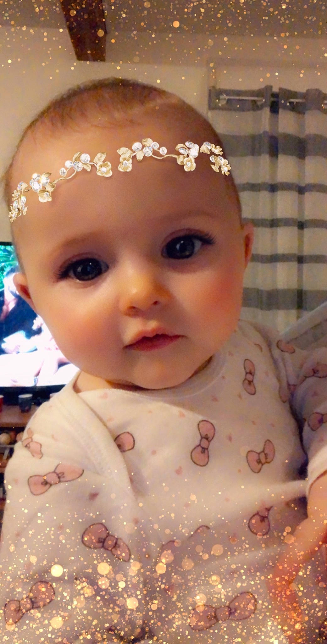 Victoire participe au concours pour gagner de l'argent avec cette photo : baby, cheek, child, eyebrow, face, fashion_accessory, forehead, hair_accessory, head, headband, headgear, headpiece, lip, nose, person, skin, toddler