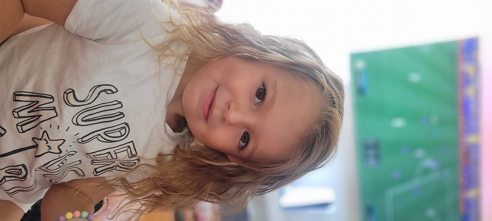 Taïna participe au concours pour gagner de l'argent avec cette photo : blond, brown_hair, cheek, child, chin, eye, eyebrow, eyelash, flash_photography, fun, grass, happy, iris, joy, lip, neck, nose, person, plant, skin