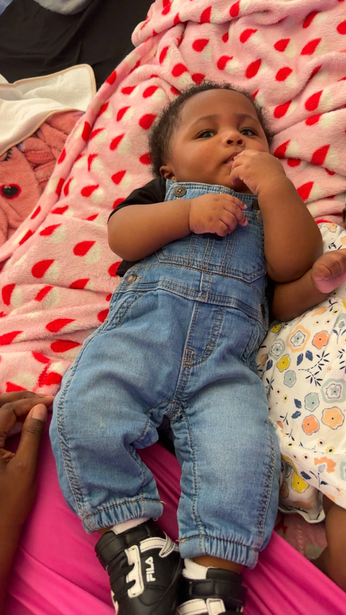 Koda is registered to the contest to win money with this photo: baby, baby_toddler_clothing, child, comfort, eye, facial_expression, finger, fun, happy, head, human_leg, pattern, person, pink, red, skin, smile, textile, thigh, toddler