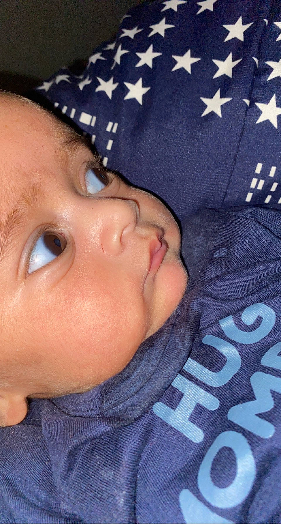 Rayan a rejoint le concours — aidez-le/la à gagner de superbes lots ! baby, baby_products, baby_toddler_clothing, cheek, child, comfort, electric_blue, event, eye, eyelash, face, flag_of_the_united_states, fun, head, lip, nose, pattern, person, sleeve, toddler