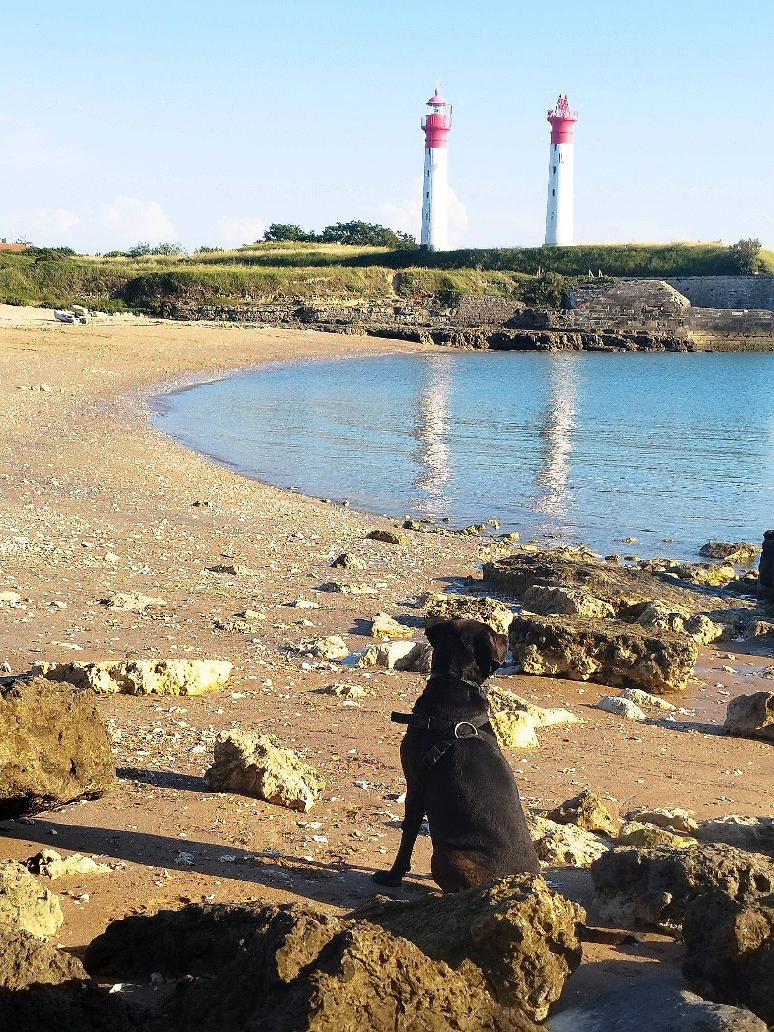 Lya participe au concours pour gagner de l'argent avec cette photo : azure, bank, beach, calm, cloud, coast, coastal_and_oceanic_landforms, horizon, lake, landscape, leisure, light, lighthouse, people_in_nature, shore, sky, tints_and_shades, tower, water, water_resources