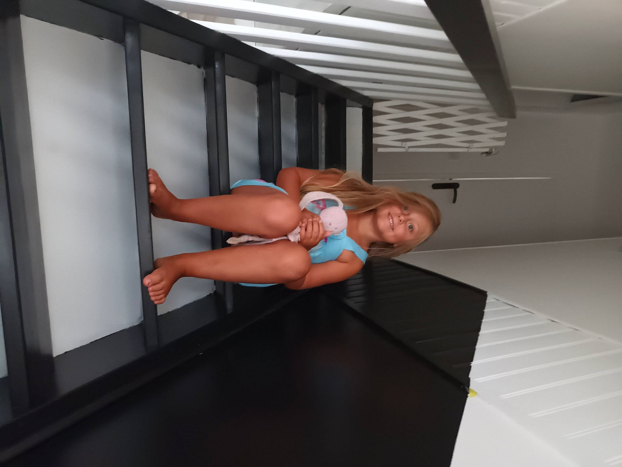 Lilie participe au concours pour gagner de l'argent avec cette photo : automotive_design, balance, calf, comfort, elbow, flooring, foot, fun, hardwood, human_leg, joy, knee, lap, leisure, person, physical_fitness, room, sandal, sitting, thigh