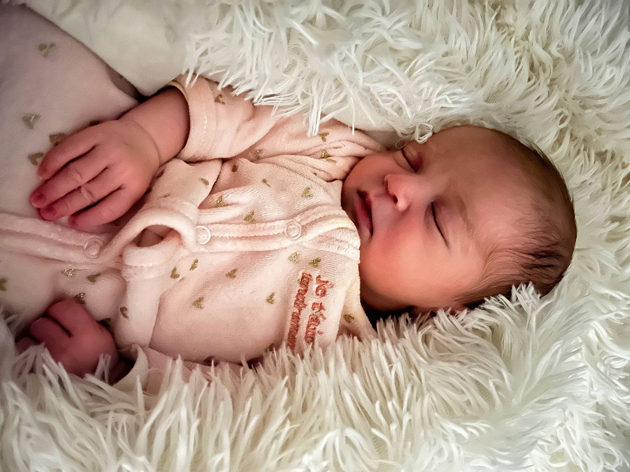 Anna participe au concours pour gagner de l'argent avec cette photo : baby, baby_sleeping, baby_toddler_clothing, bedtime, child, comfort, eyelash, face, finger, fur, grass, happy, linens, nail, pattern, person, portrait_photography, skin, toddler, vertebrate