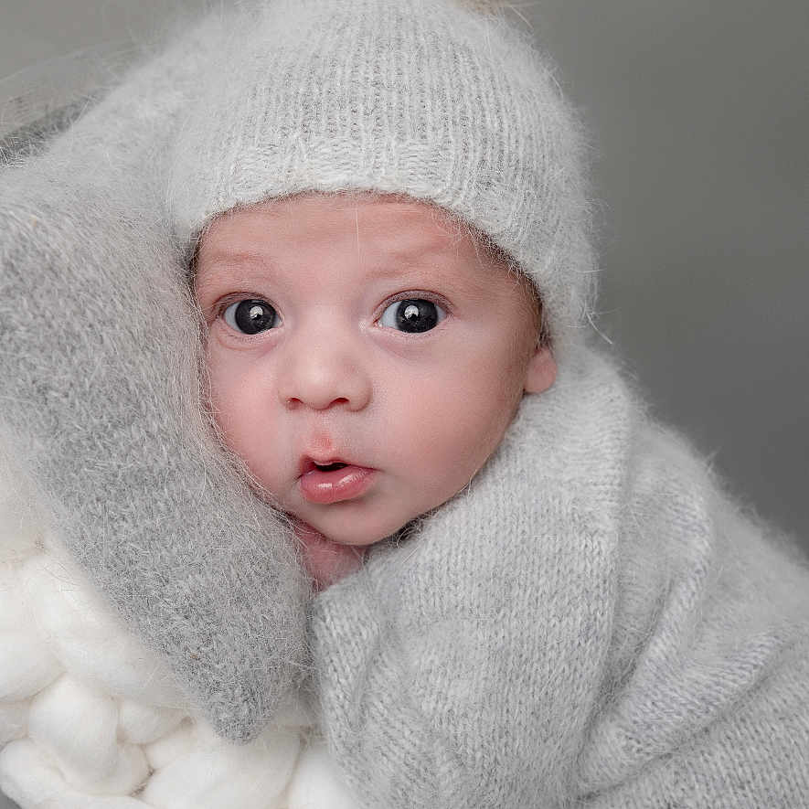 Kheylann a rejoint le concours — aidez-le/la à gagner de superbes lots ! baby, beanie, big_eyes, blanket, cheeks, close_up, cozy, cuddling, cute, gray, infant, knit_hat, newborn, pom_pom, portrait, soft_texture, studio_portrait, surprised_expression, sweater, wool