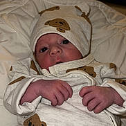 Kheylann a rejoint le concours — aidez-le/la à gagner de superbes lots ! baby, newborn, infant, onesie, bear_print, hat, hands, blanket, bed, indoor, portrait, close_up, cute, sleepy, pajamas, skin, face, television, background, soft_lighting