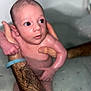 Kheylann a rejoint le concours — aidez-le/la à gagner de superbes lots ! baby, infant, newborn, bath, bathtub, water, adult_hand, arm, holding, close_up, portrait, eyes, face, wet_skin, support, tub, parent, bath_time, bathroom, cute