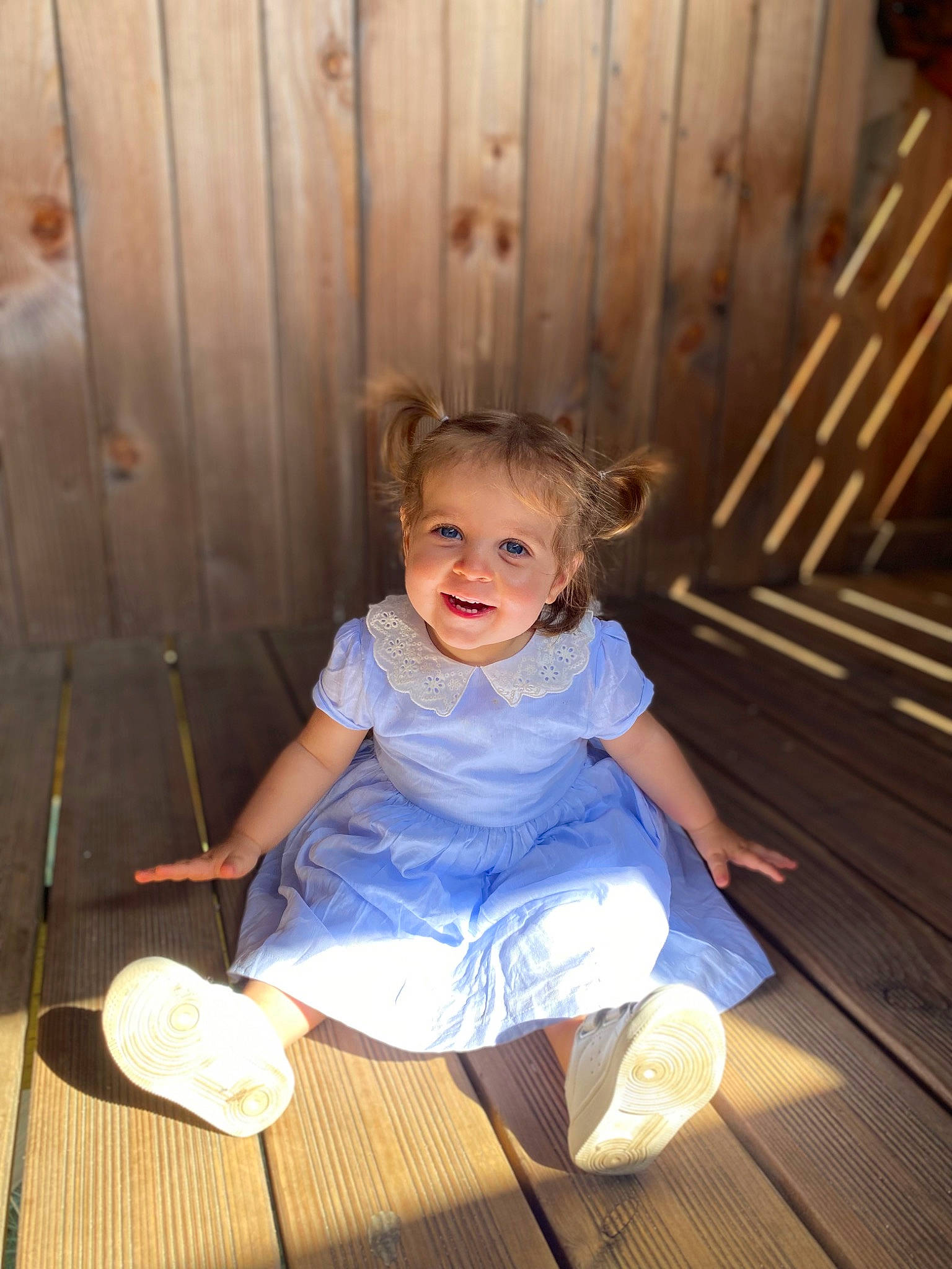 Joyce participe au concours pour gagner de l'argent avec cette photo : blond, child, dress, electric_blue, flash_photography, floor, flooring, foot, fun, grass, happy, hardwood, human_leg, joy, leisure, person, sitting, smile, standing, toddler