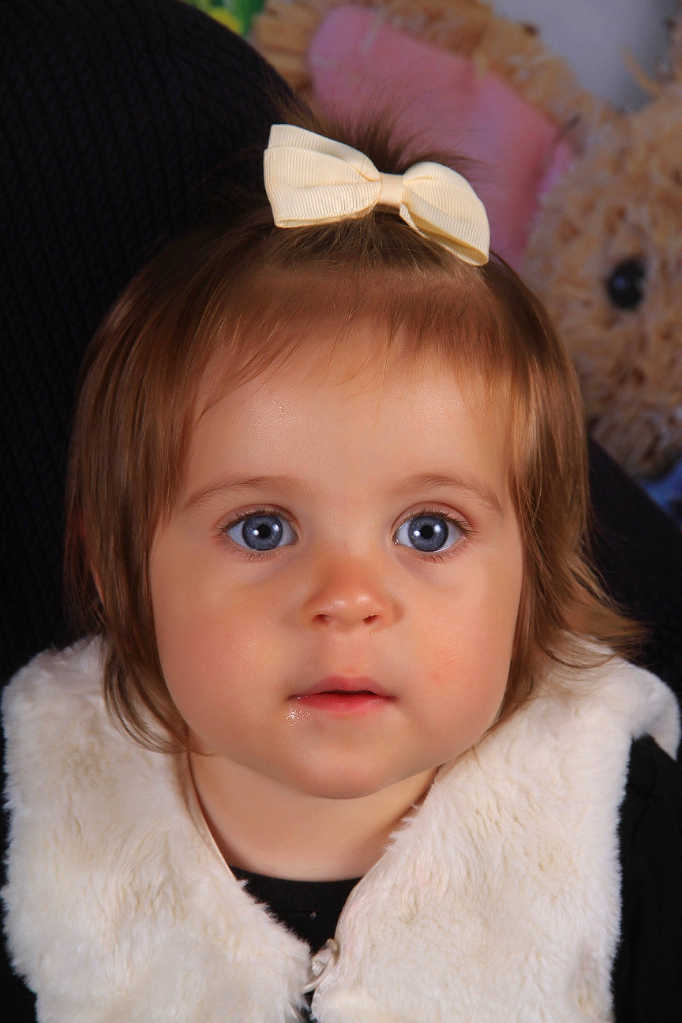 Joyce a rejoint le concours — aidez-le/la à gagner de superbes lots ! cheek, chin, ear, eye, eyebrow, eyelash, face, happy, head, headgear, iris, lip, nose, outerwear, person, pink, skin, sleeve, toddler, vertebrate