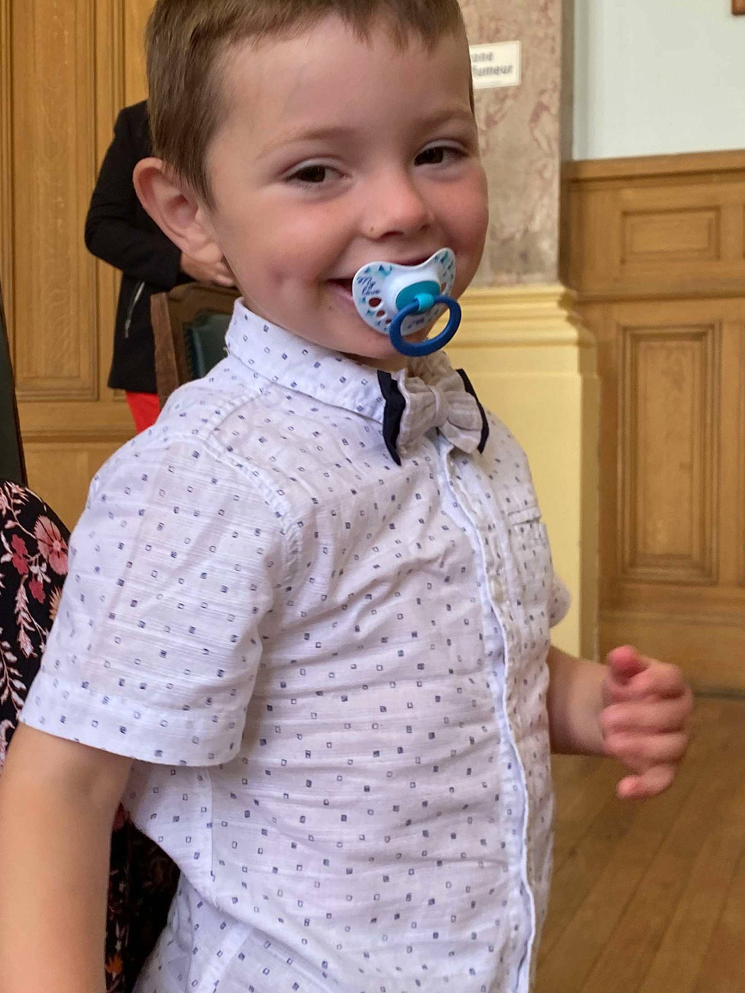 Lyvio a rejoint le concours — aidez-le/la à gagner de superbes lots ! baby_toddler_clothing, cheek, child, collar, dress_shirt, eyelash, eyewear, face, fashion_accessory, hair, happy, joy, neck, nose, pattern, person, shoulder, sleeve, t_shirt, toddler