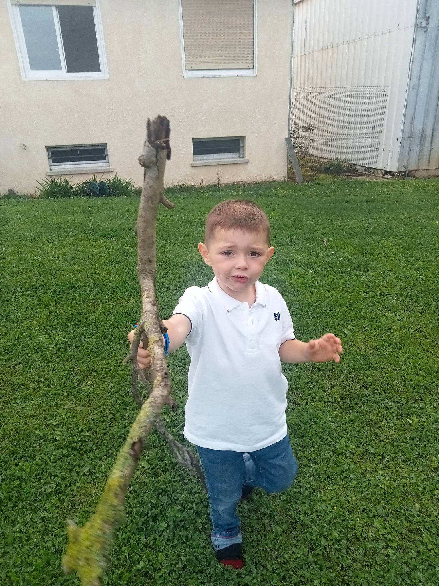 Lyvio a rejoint le concours — aidez-le/la à gagner de superbes lots ! backyard, child, door, fun, garden, gesture, grass, grass_family, grassland, groundcover, lawn, people_in_nature, person, plant, shrub, t_shirt, tail, thumb, toddler, window