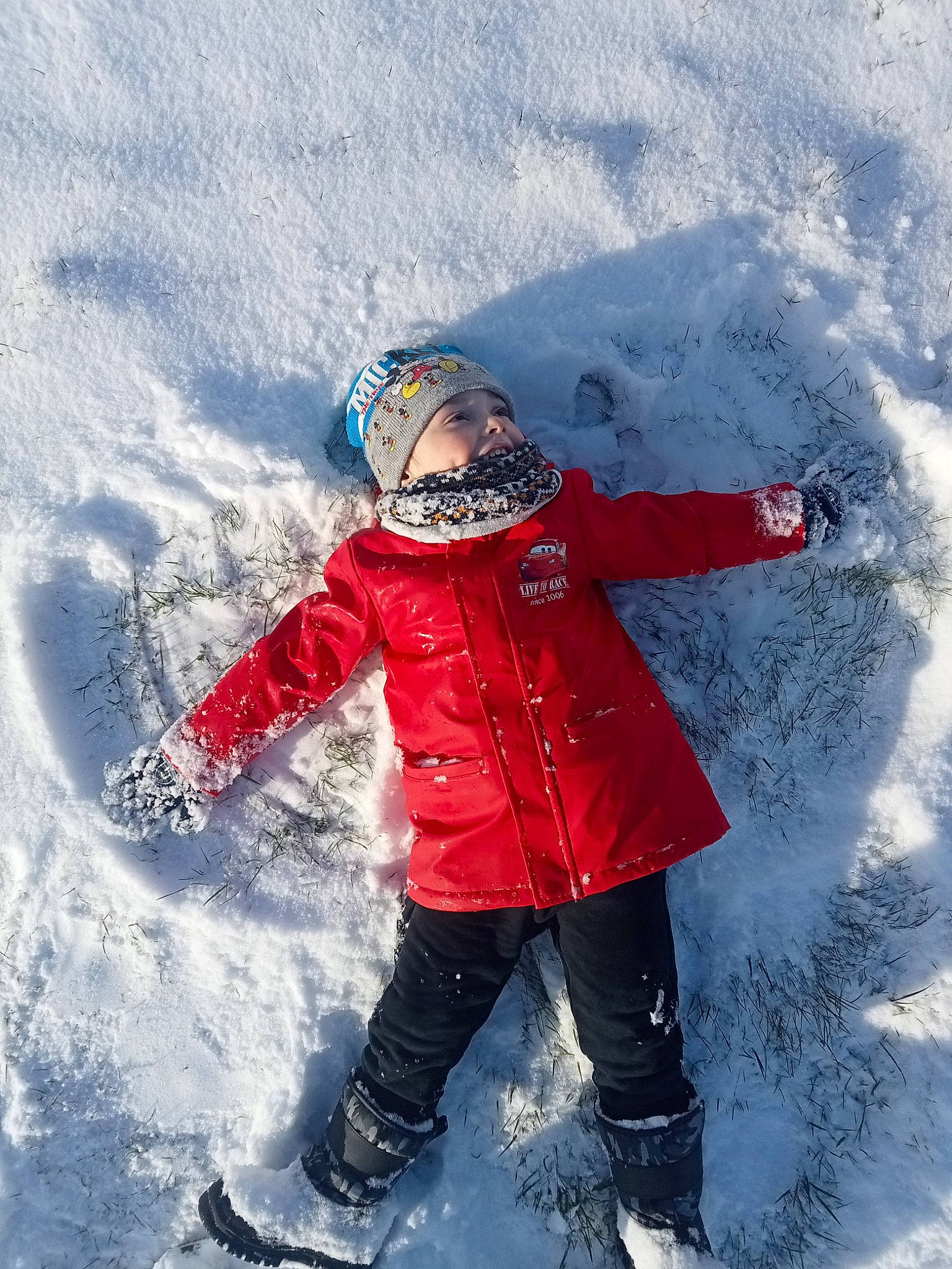 Lyvio participe au concours pour gagner de l'argent avec cette photo : clothing, electric_blue, freezing, fun, geological_phenomenon, glacial_landform, glove, happy, headwear, ice_cap, jacket, leisure, outdoor_recreation, people_in_nature, person, personal_protective_equipment, recreation, slope, snow, toddler