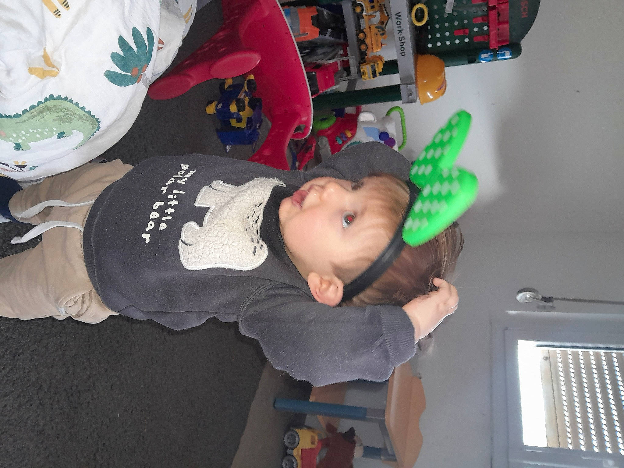 Mathéo a rejoint le concours — aidez-le/la à gagner de superbes lots ! baby, baby_toddler_clothing, child, fun, headwear, helmet, person, personal_protective_equipment, room, toddler