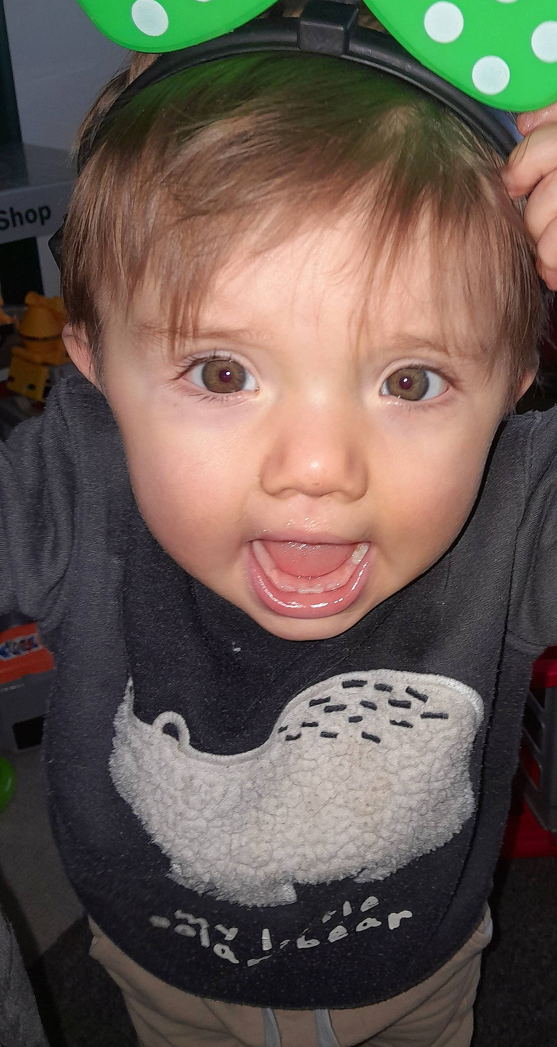 Mathéo participe au concours pour gagner de l'argent avec cette photo : blue, cheek, ear, eye, eyebrow, eyelash, forehead, gesture, hair, hairstyle, hand, happy, human_body, iris, jaw, lip, mouth, nose, person, skin