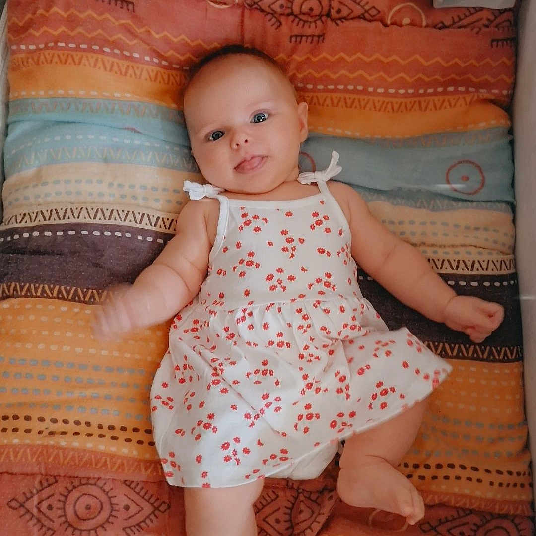 Ruby a rejoint le concours — aidez-le/la à gagner de superbes lots ! baby, bed, blanket, clothing, couch, crib, cushion, dress, face, furniture, head, homedecor, infantbed, linen, newborn, person, photography, portrait, quilt, sleeping