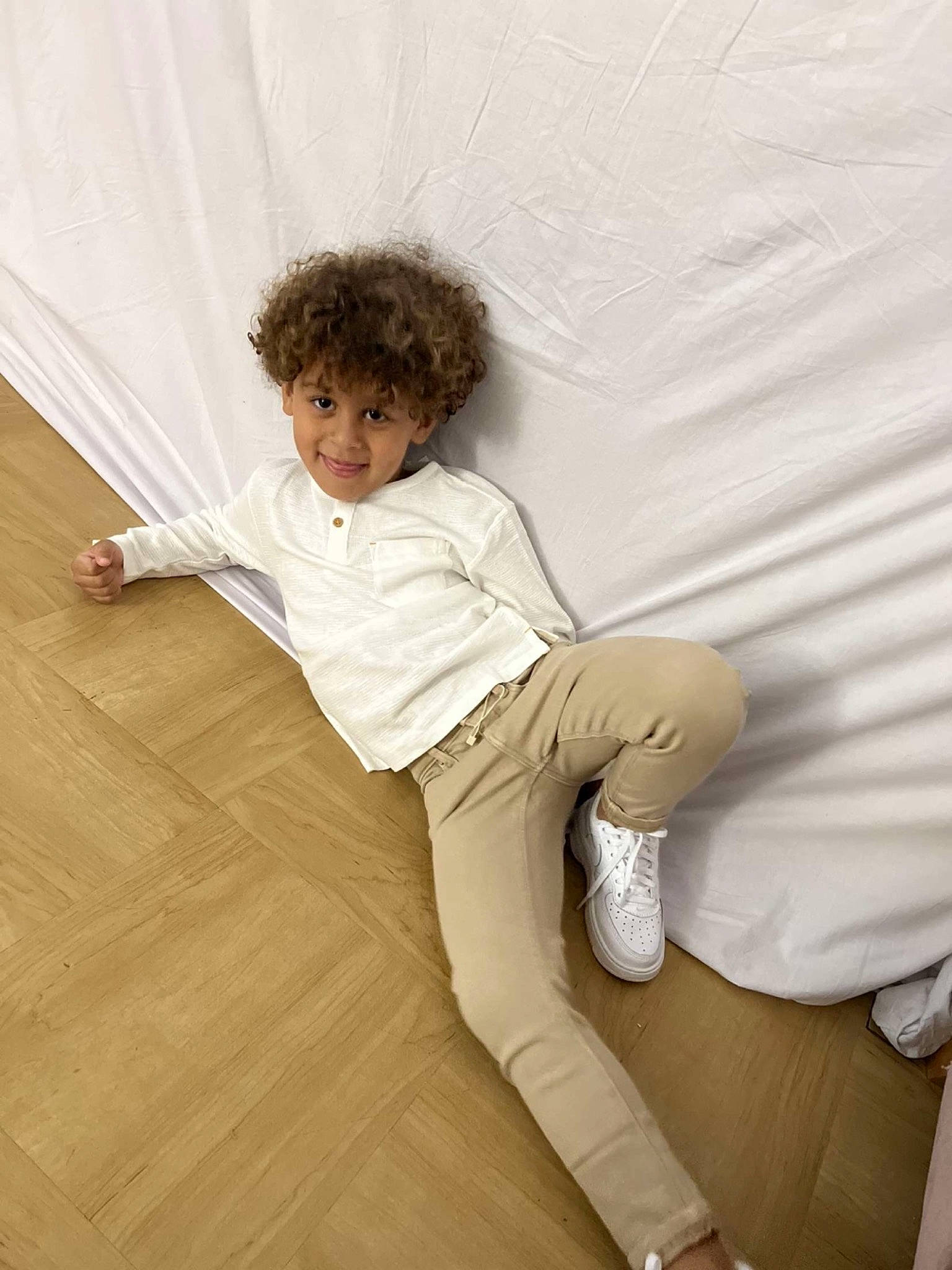Amir a rejoint le concours — aidez-le/la à gagner de superbes lots ! baby_toddler_clothing, child, comfort, elbow, floor, flooring, foot, happy, hardwood, human_leg, joy, knee, leg, person, skin, sleeve, sportswear, standing, t_shirt, thigh