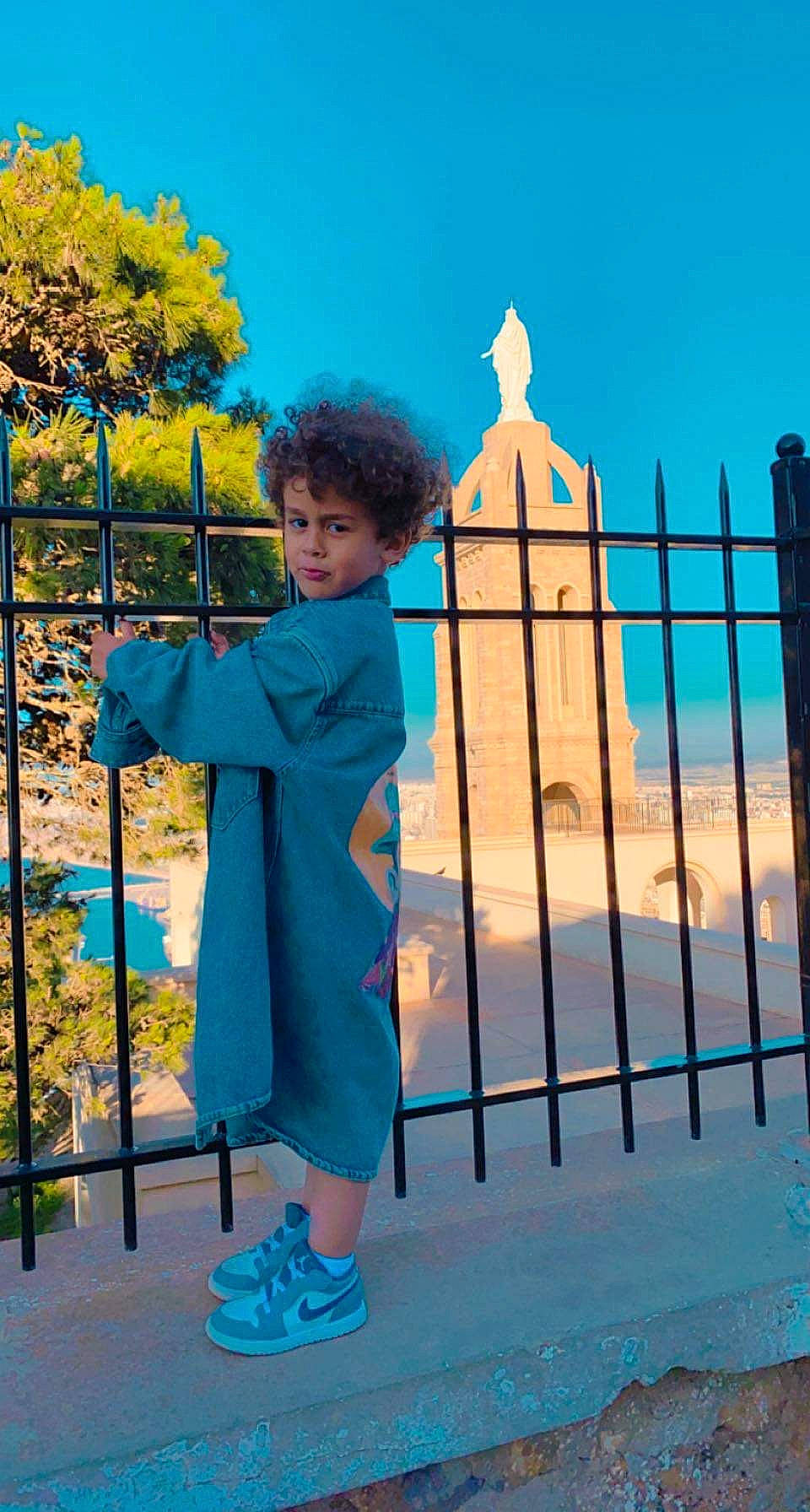 Amir participe au concours pour gagner de l'argent avec cette photo : child, city, electric_blue, fun, happy, leisure, people_in_nature, person, plant, play, recreation, sandal, sky, toddler, tourism, travel, tree, vacation, yellow