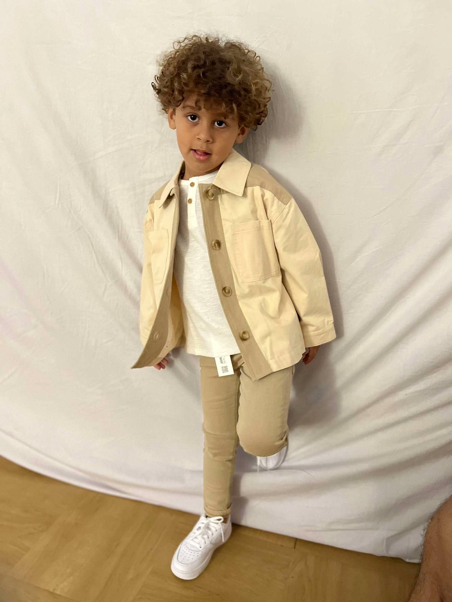 Amir a rejoint le concours — aidez-le/la à gagner de superbes lots ! art, blazer, brown_hair, collar, doll, dress_shirt, fashion_accessory, fashion_design, formal_wear, fur, knee, outerwear, person, shorts, sleeve, toy, uniform, vintage_clothing, waist, wig
