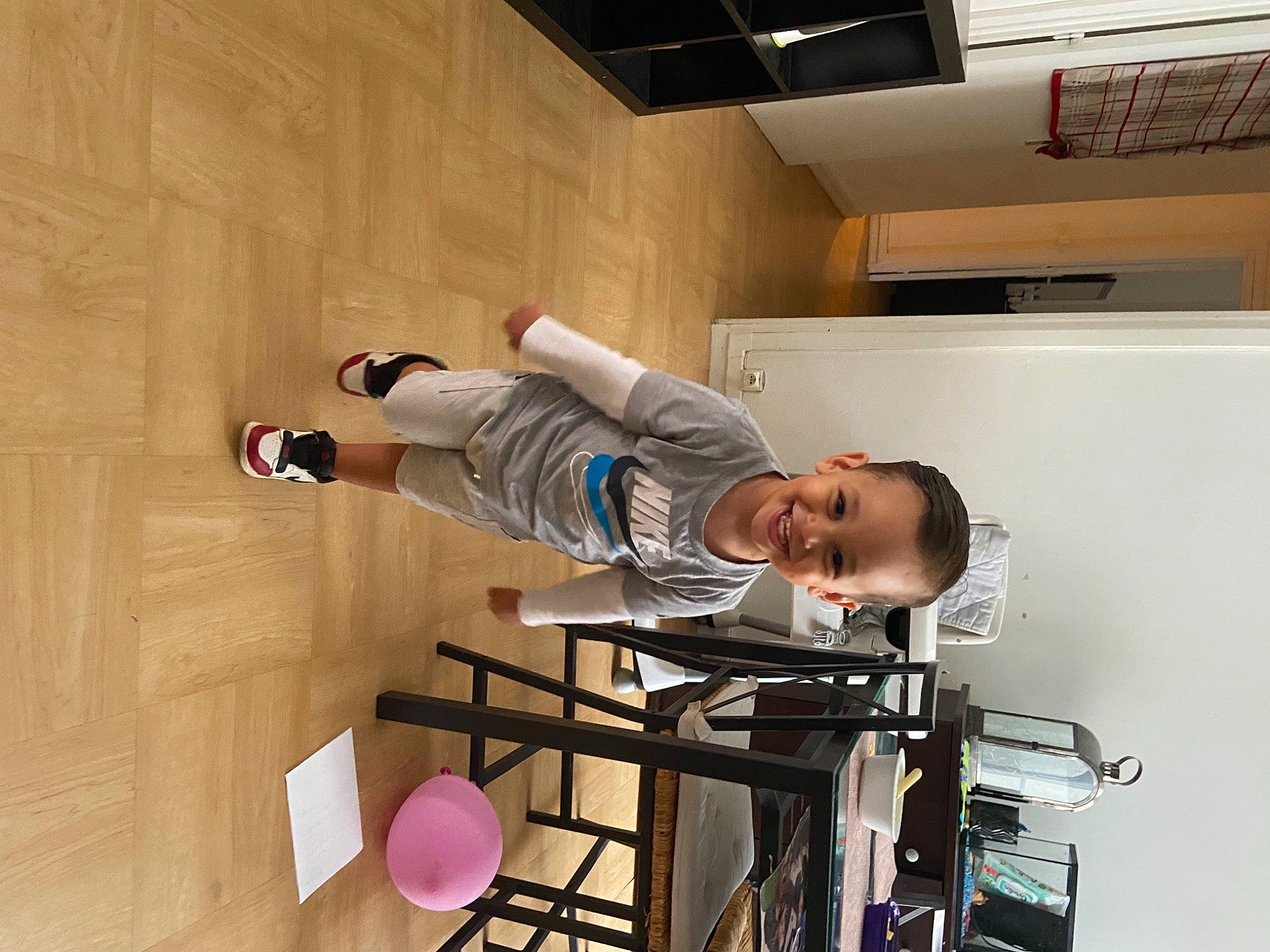 Jessim participe au concours pour gagner de l'argent avec cette photo : balloon, building, ceiling, engineering, flooring, hardwood, home_appliance, house, joy, kitchen_appliance, machine, party_supply, person, room, smile, stairs, t_shirt, toddler, wood