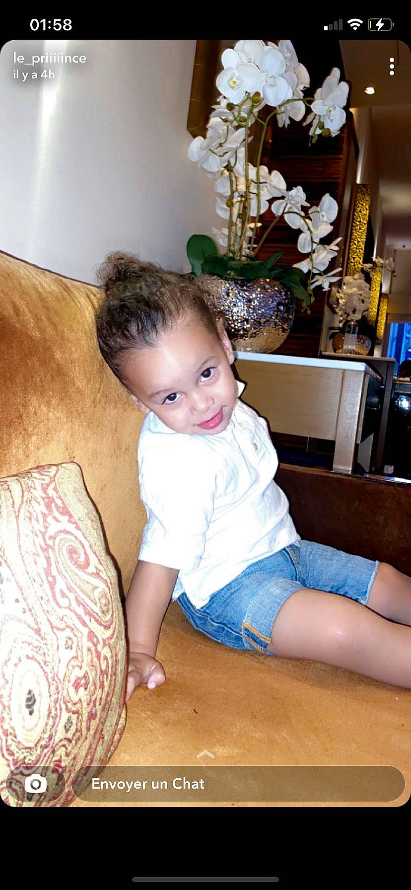 Jessim a rejoint le concours — aidez-le/la à gagner de superbes lots ! baby, baby_toddler_clothing, comfort, flooring, fun, hairstyle, happy, hardwood, houseplant, human_leg, joint, knee, living_room, person, room, shoulder, sitting, thigh, toddler, trunk