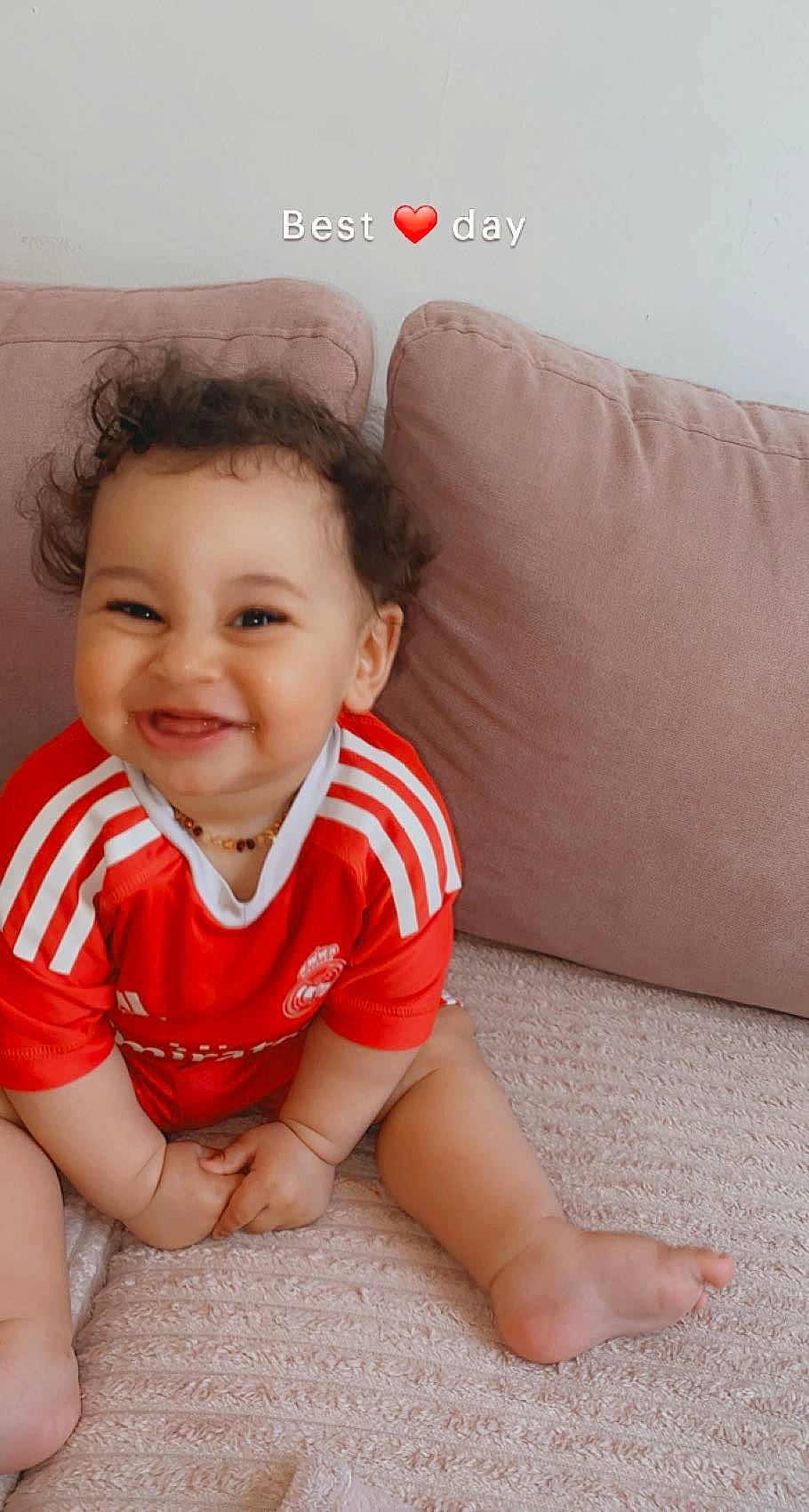 Jessim a rejoint le concours — aidez-le/la à gagner de superbes lots ! arm, baby, baby_toddler_clothing, cheek, child, comfort, couch, flash_photography, flooring, foot, happy, human_leg, joy, leg, lip, nose, person, skin, sleeve, smile