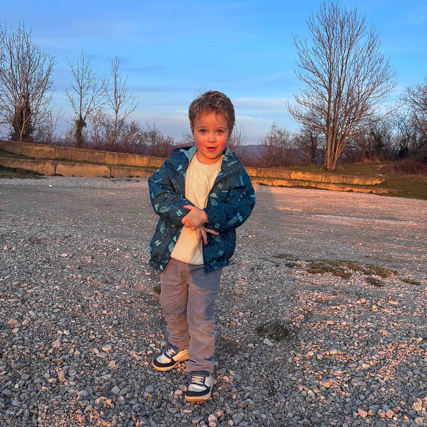 Alessio a rejoint le concours — aidez-le/la à gagner de superbes lots ! blazer, boy, child, clothing, coat, face, gravel, hair, head, jacket, jeans, male, outdoors, pants, person, photography, portrait, road, sitting, standing