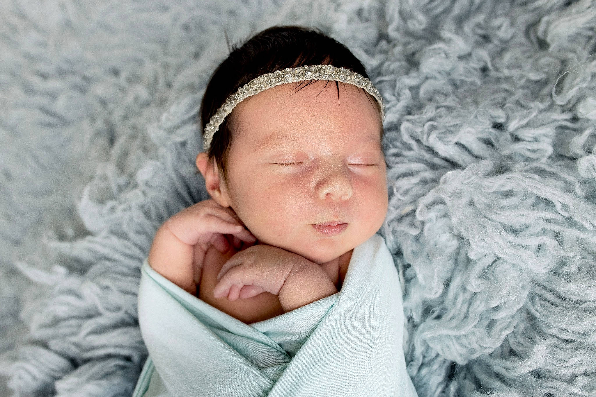 Nina a rejoint le concours — aidez-le/la à gagner de superbes lots ! baby, baby_toddler_clothing, beanie, cap, child, comfort, fashion_accessory, flash_photography, gesture, grass, hair_accessory, hand, happy, head, headpiece, linens, pattern, person, textile, thumb