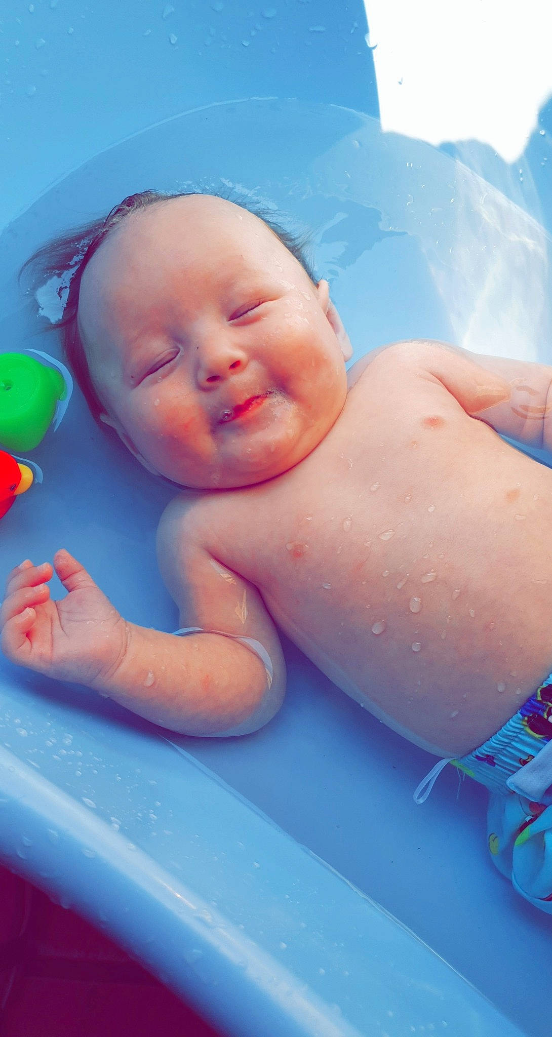Maxence participe au concours pour gagner de l'argent avec cette photo : baby, baby_bathing, baby_products, bathing, bathtub, child, person, product, skin, toddler
