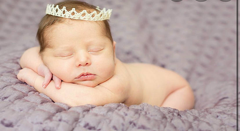 Lila participe au concours pour gagner de l'argent avec cette photo : baby, baby_toddler_clothing, cheek, comfort, eye, eyebrow, eyelash, face, flash_photography, happy, headband, headgear, headpiece, iris, jewellery, lip, person, skin, thumb, tiara