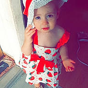 Anaya a rejoint le concours — aidez-le/la à gagner de superbes lots ! baby, bodypart, bonnet, cap, clothing, costume, door, dress, face, fashion, finger, hand, hat, head, pattern, person, photography, portrait, sitting, sunhat