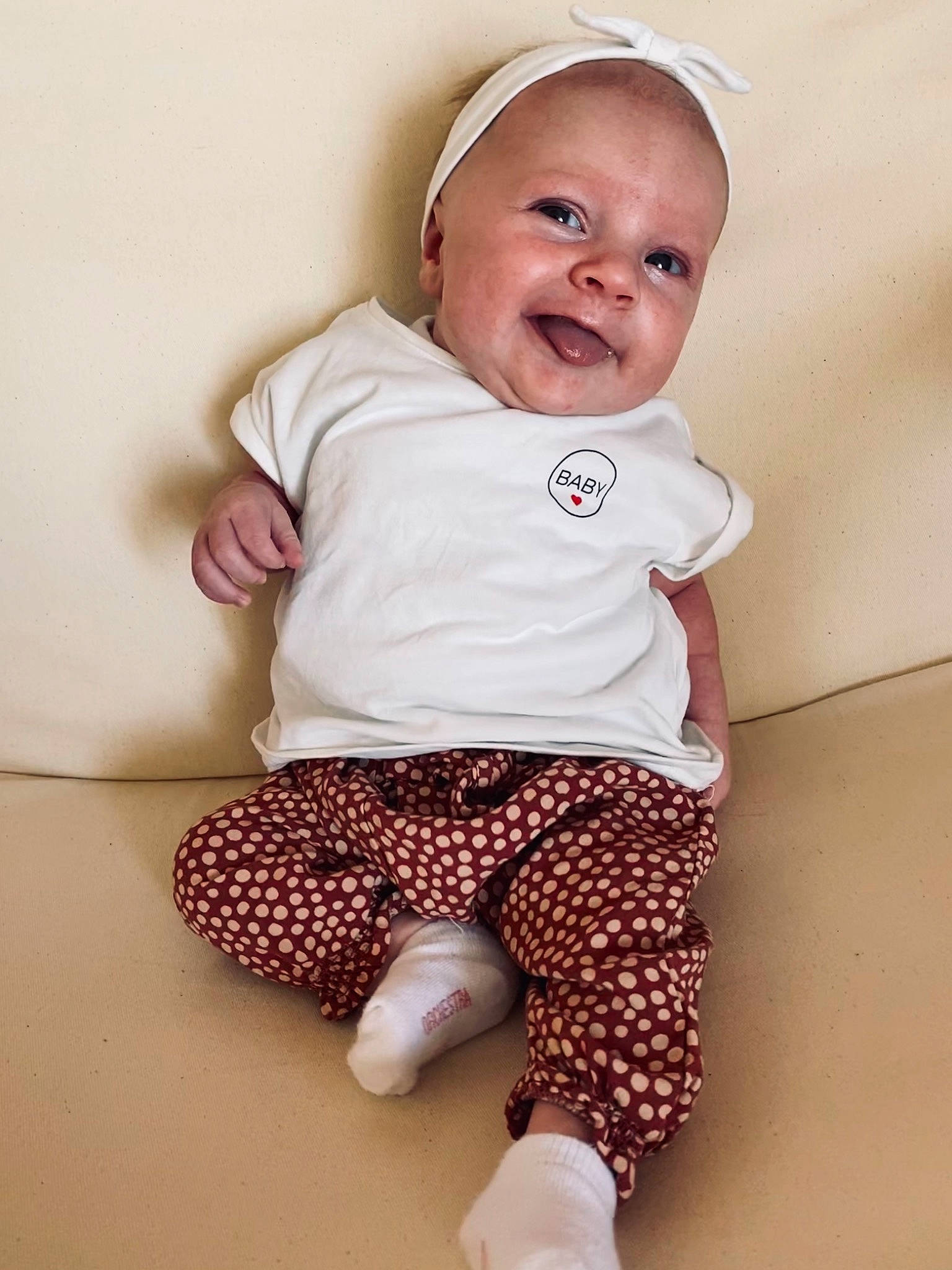 Jade participe au concours pour gagner de l'argent avec cette photo : baby, baby_toddler_clothing, face, happy, head, human_body, iris, knee, leg, lip, magenta, nose, pattern, person, pink, sleeve, smile, sock, t_shirt, thigh