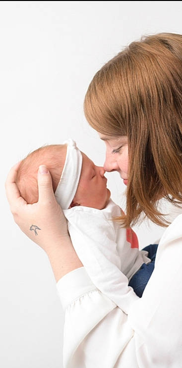 Jade participe au concours pour gagner de l'argent avec cette photo : cheek, child, comfort, ear, elbow, event, face, facial_expression, gesture, hairstyle, hand, happy, interaction, joint, neck, nose, person, shoulder, skin, sleeve