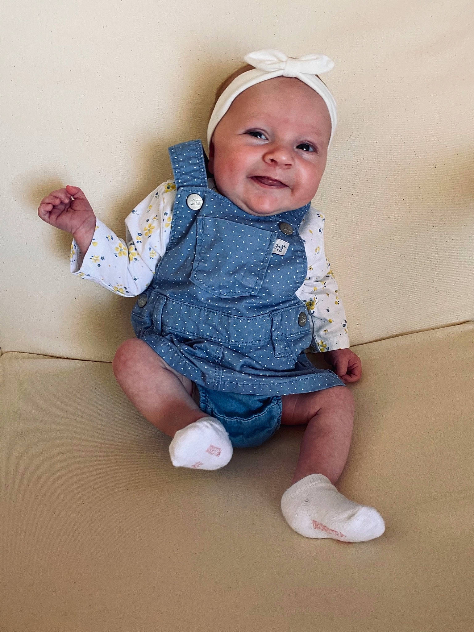 Jade a rejoint le concours — aidez-le/la à gagner de superbes lots ! baby, baby_toddler_clothing, cap, child, eye, face, fashion_accessory, finger, fun, happy, hat, headgear, human_leg, pattern, person, sitting, skin, sleeve, smile, thumb