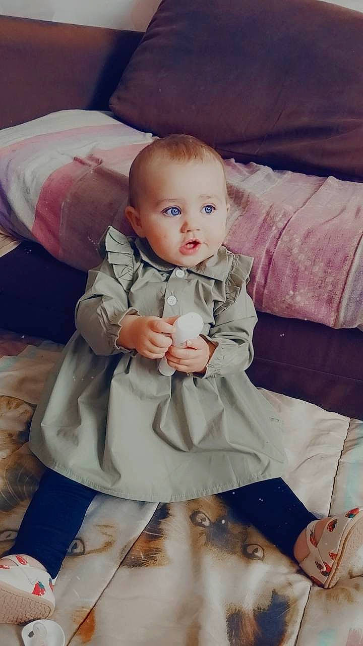 Mia a rejoint le concours — aidez-le/la à gagner de superbes lots ! baby, baby_toddler_clothing, cheek, child, comfort, day_dress, dress, finger, happy, head, human_body, human_leg, iris, joint, person, pink, skin, sleeve, textile, toddler