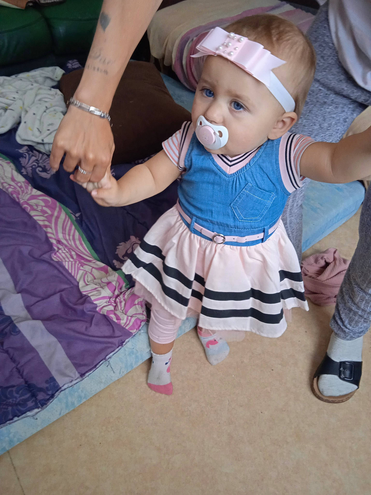 Mia a rejoint le concours — aidez-le/la à gagner de superbes lots ! arm, baby, baby_toddler_clothing, child, fashion_accessory, fun, hand, happy, hat, human_leg, magenta, pattern, person, pink, purple, sleeve, sock, thigh, toddler, violet