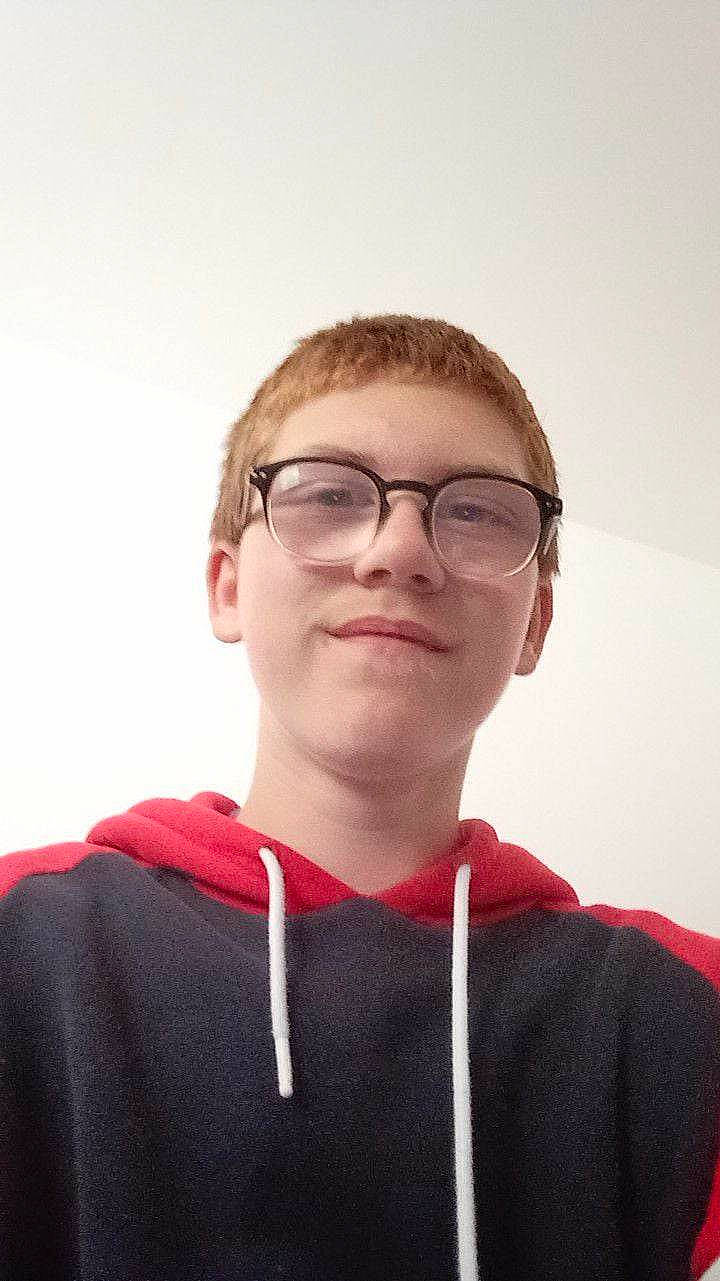 Anzo a rejoint le concours — aidez-le/la à gagner de superbes lots ! carmine, cheek, collar, event, eyewear, flash_photography, forehead, fun, gesture, glasses, hair, happy, lip, person, personal_protective_equipment, portrait_photography, sleeve, smile, vision_care