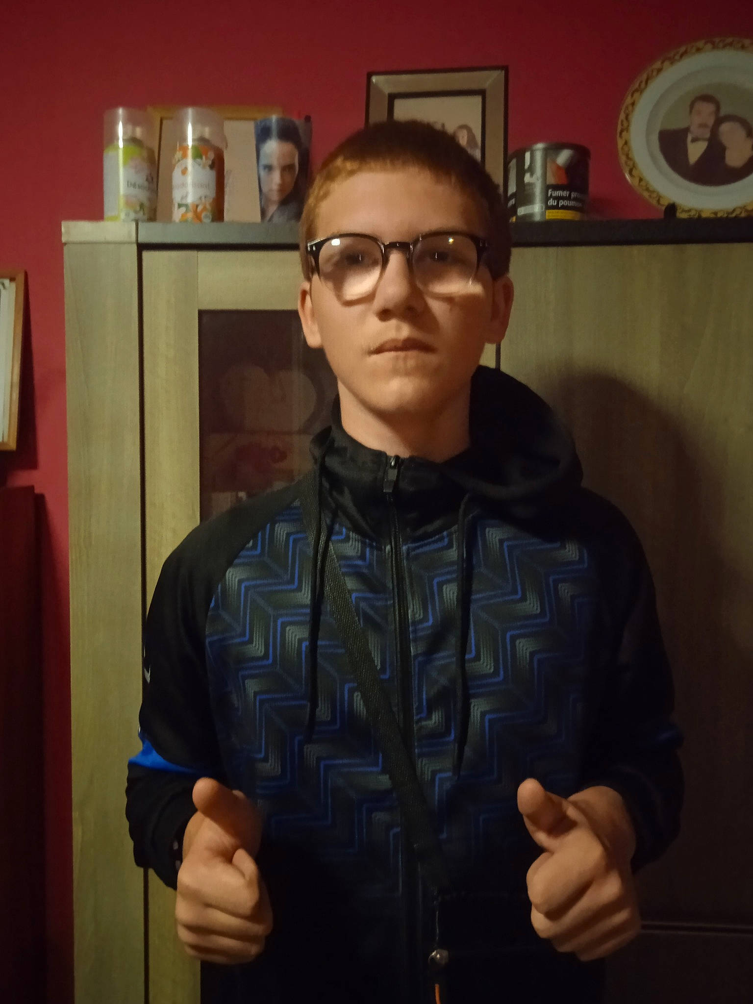 Anzo a rejoint le concours — aidez-le/la à gagner de superbes lots ! art, cool, electric_blue, event, eyewear, fashion_design, forehead, fun, gesture, glasses, leather_jacket, person, personal_protective_equipment, picture_frame, room, sign_language, sleeve, standing, thumb, vision_care