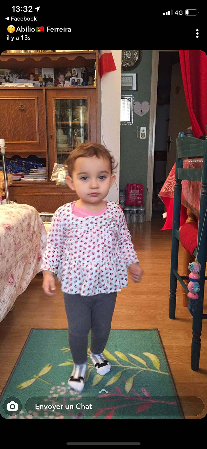 Loréna a rejoint le concours — aidez-le/la à gagner de superbes lots ! active_pants, baby, baby_toddler_clothing, cabinetry, carpet, child, cupboard, door, floor, flooring, hardwood, home, person, picture_frame, polka_dot, shelf, shelving, sleeve, sweatpant, toddler