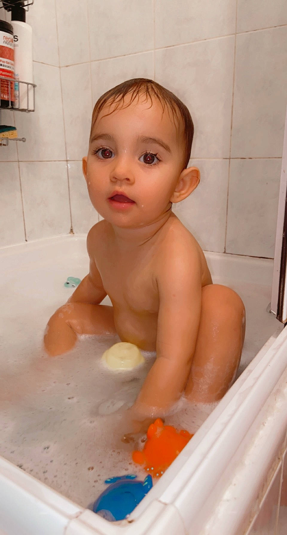 Loréna a rejoint le concours — aidez-le/la à gagner de superbes lots ! baby_bathing, barechested, bathing, bathroom, bathtub, cheek, chest, child, ear, eyebrow, fluid, iris, joint, muscle, organ, person, plumbing, shoulder, skin, toddler