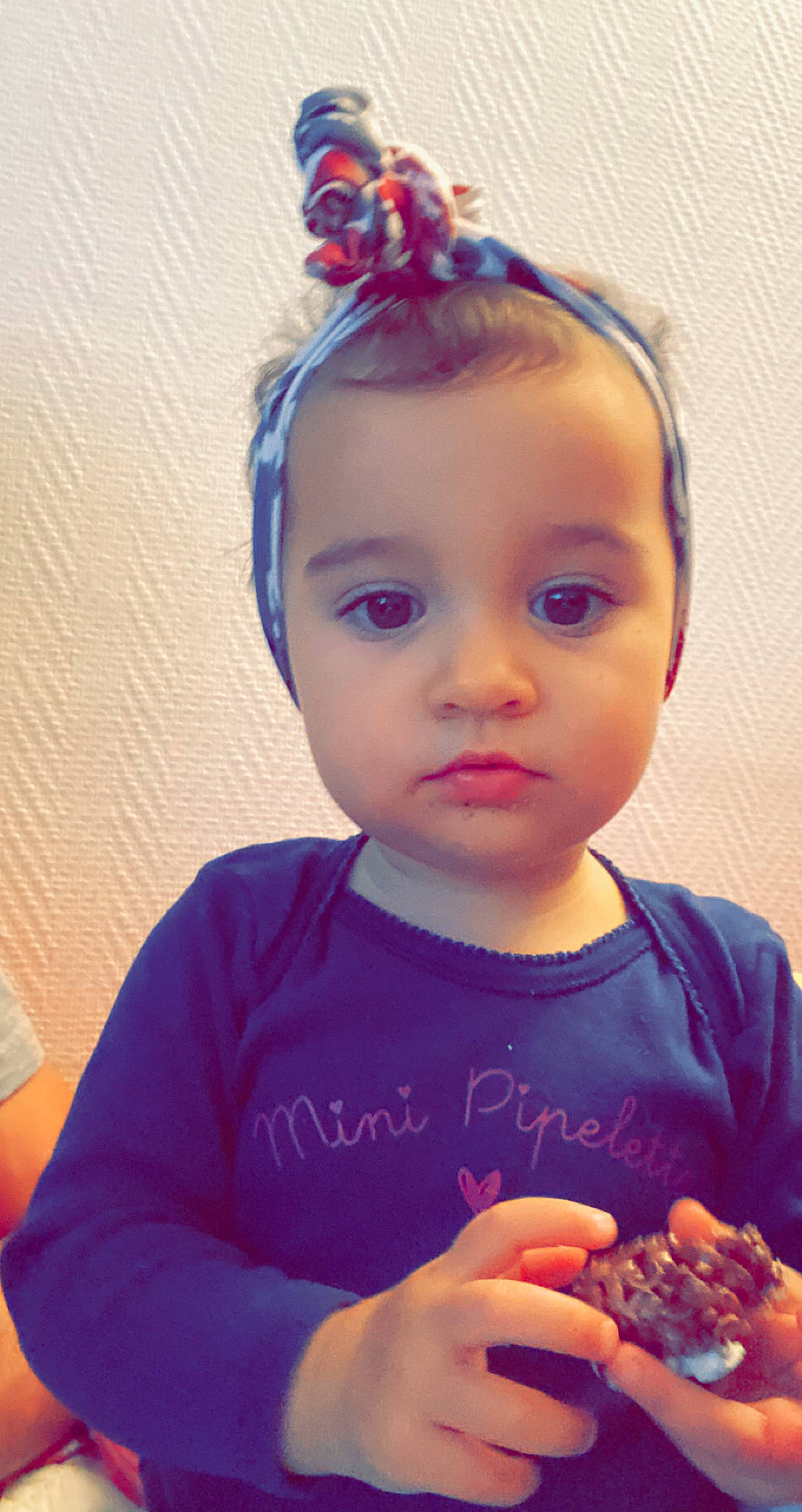 Loréna participe au concours pour gagner de l'argent avec cette photo : baby, baby_toddler_clothing, baked_goods, baking, child, chocolate, cuisine, dessert, eating, eyelash, food_craving, hair_accessory, headband, headpiece, meal, nail, person, snack, staple_food, sweetness