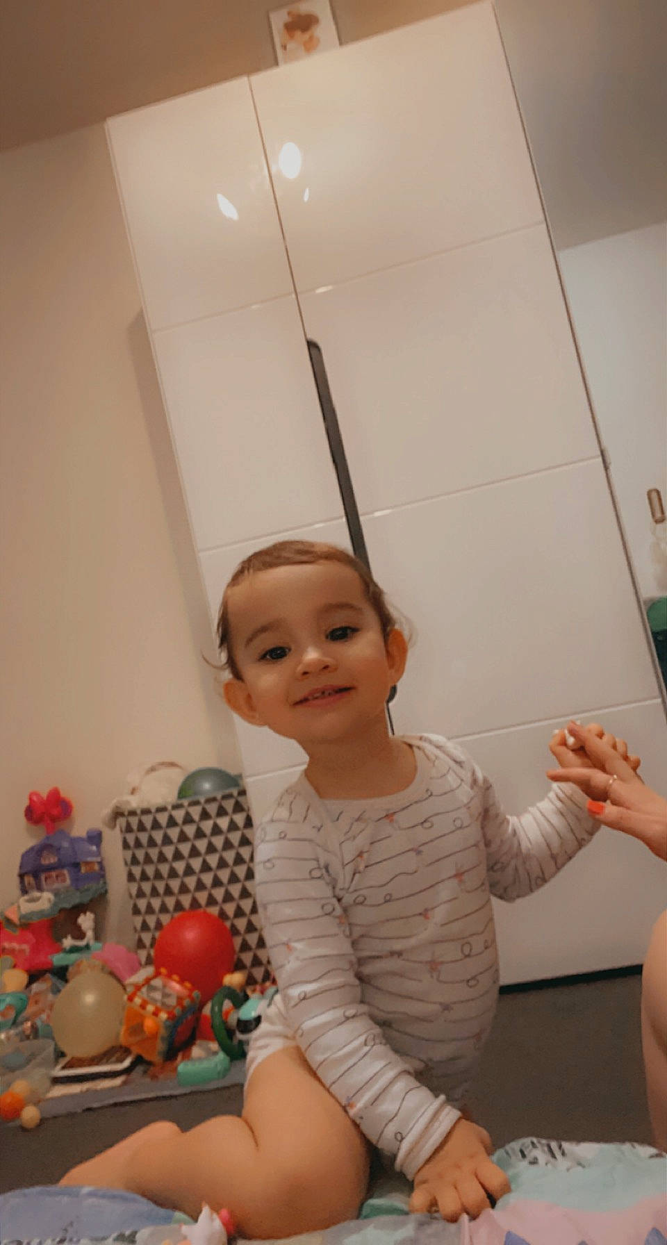 Loréna a rejoint le concours — aidez-le/la à gagner de superbes lots ! arm, baby, baby_toddler_clothing, balance, balloon, chest, elbow, finger, gesture, hand, human_body, joint, joy, mouth, party_supply, person, room, shoulder, throat, thumb