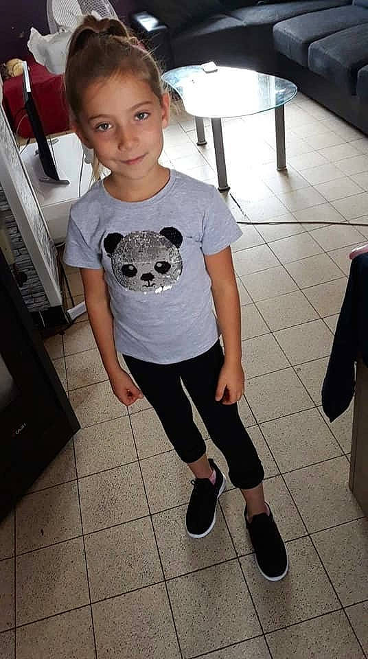 Elysa participe au concours pour gagner de l'argent avec cette photo : arm, child, clothing, cool, day, fashion_accessory, flooring, footwear, fun, girl, human_body, joint, leg, person, product, shoe, shoulder, snapshot, standing, textile